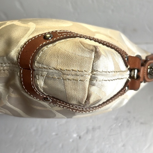 COACH Carly signature shoulder bag - Picture 6 of 11